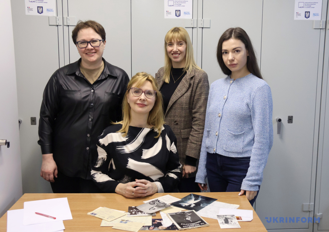Головний зберігач фондів Музею історії міста Києва Людмила Рибченко (ліворуч), завідувач Музею Сержа Лифаря - філії Музею історії міста Києва Наталія Білоус (у центрі), старший науковий співробітник Музею Сержа Лифаря - філії Музею історії міста Києва Зоя Погребова (праворуч) Головний зберігач фондів Музею історії міста Києва Людмила Рибченко (ліворуч), завідувач Музею Сержа Лифаря - філії Музею історії міста Києва Наталія Білоус (у центрі), старший науковий співробітник Музею Сержа Лифаря - філії Музею історії міста Києва Зоя Погребова (праворуч)
