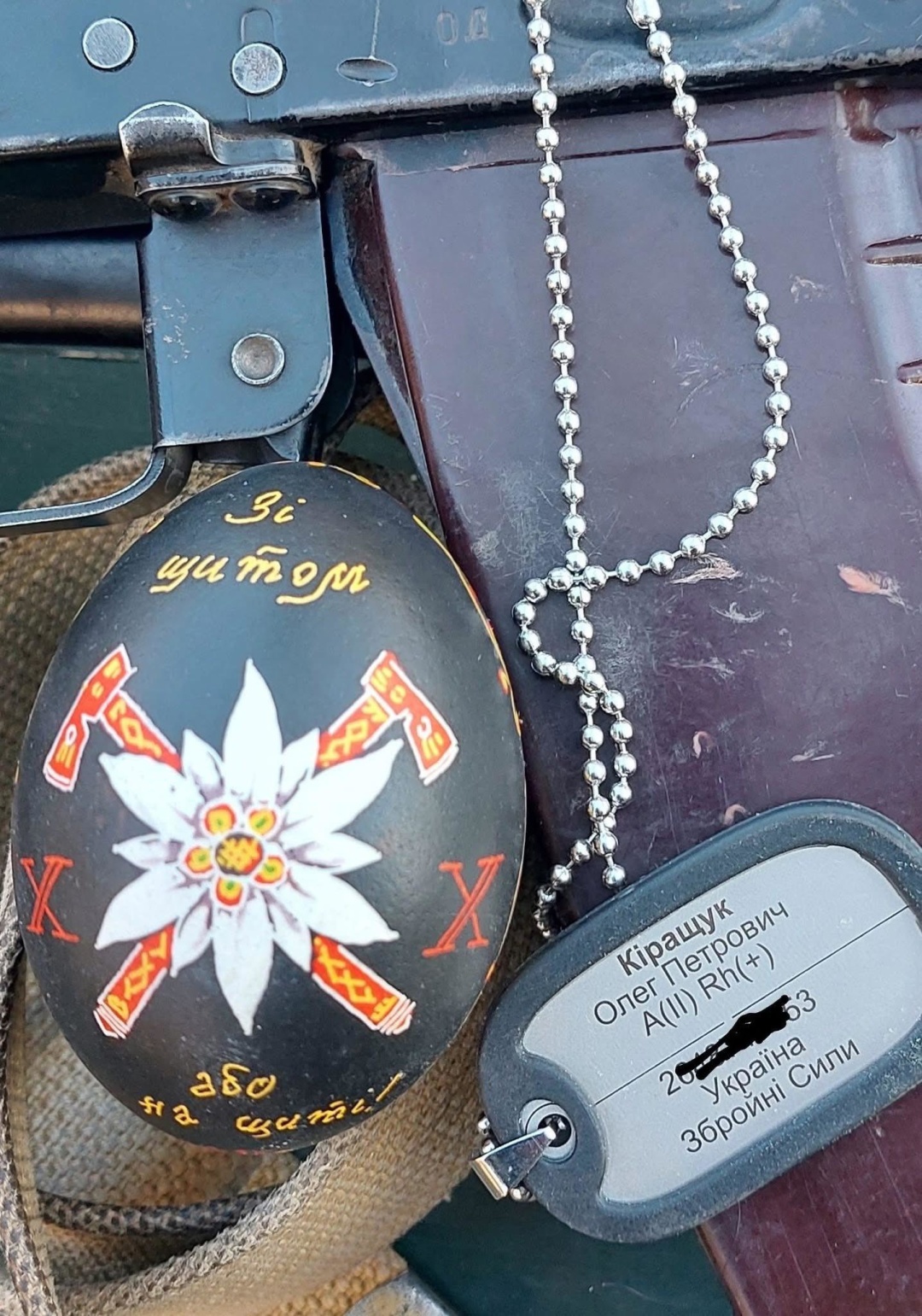 Писанкар на війні знаходить час на писанки. Олег Кіращук пише сучасні писанки. Фото: Анжеліка Рудницька Писанкар на війні знаходить час на писанки. Олег Кіращук пише сучасні писанки. Фото: Анжеліка Рудницька