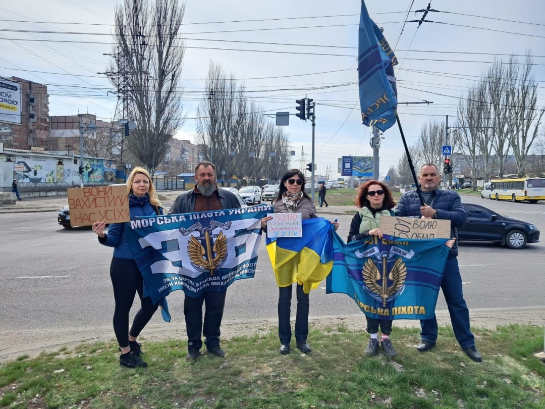 Тітка Марина виходила на акції підтримки полонених щотижня. до неї долучалися інші родичі, друзі та викладачі хлопців