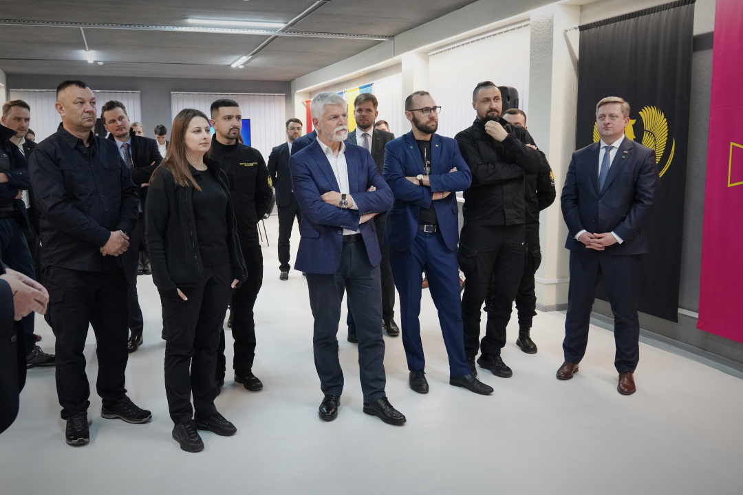 Президент Чехії Петр Павел відвідав українське оборонне підприємство, яке виготовляє озброєння за ліцензією чеської компанії