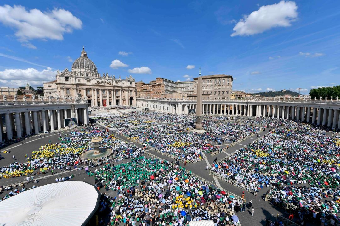 Віряни нВіряни на площі перед собором Святого Петра. Фото www.facebook.com/vaticannews.uk