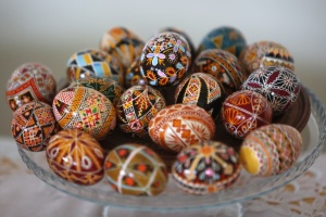 Українки в Хорватії створили авторські писанки для захисників на лікуванні