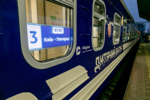 У складі поїздів Україною курсують вже 8 дитячих вагонів