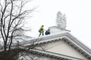 У Таллінні демонтують радянську символіку з будівлі Центру російської культури