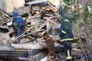 У Києві врятували із зруйнованого будинку чоловіка, який пробув під завалами шість годин