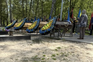 У Чернігові на військовому цвинтарі попрощалися з чотирма бійцями, родичів яких не знайшли