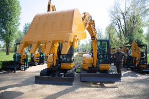 Київ отримав 13 мініекскаваторів від Японії