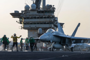 Американський винищувач F-18 впав з авіаносця і затонув у Червоному морі - CNN