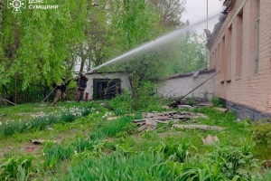На Сумщині рятувальники під час гасіння пожежі потрапили під повторний обстріл РФ