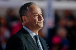 Трамп звільнив чоловіка Камали Гарріс, який працював у раді музею Голокосту