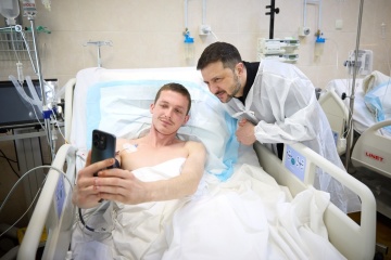 Präsident Selenskyj besucht Militärkrankenhaus in Dnipro