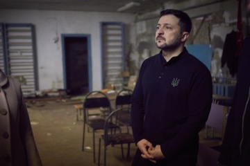 Selenskyj besucht Dorf Jahidne, wo Russen 2022 Hunderte Menschen in Schulkeller gefangen hielten