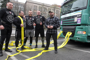 У Дніпрі встановили два світових рекорди з командного буксирування вантажівки