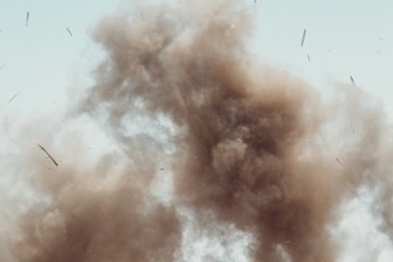 Drohnenangriff der Invasoren auf Sumy beschädigt Lagerhallen und Firmenfahrzeuge 