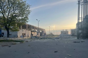 Russen zerstören Eisarena in Cherson mit Gleitbomben