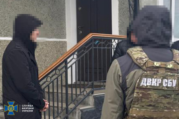 Правоохоронці затримали організаторів схем для ухилянтів, серед яких посадовець Конституційного суду