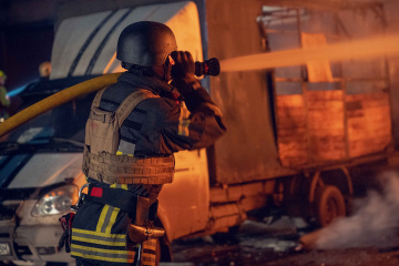 На Сумщині рятувальники ліквідували пожежу після атаки дронами та врятували 85-річну бабусю