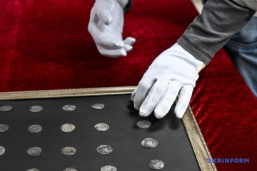 У Запоріжжі показали знайдені на узбережжі Дніпра срібні монети ІХ-Х століть