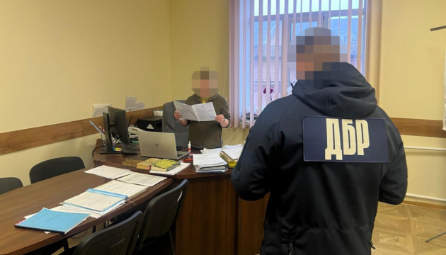 Суд відправив під варту посадовицю Вінницького ТЦК за побиття чоловіка з бронюванням Суд відправив під варту посадовицю Вінницького ТЦК за побиття чоловіка з бронюванням