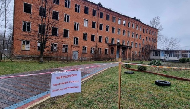 На Прикарпатті 44 дитини перейшли на дистанційне навчання через обвал будівлі гімназії На Прикарпатті 44 дитини перейшли на дистанційне навчання через обвал будівлі гімназії