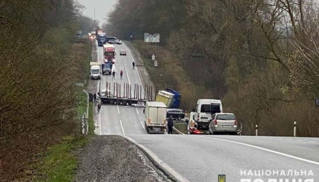 На Тернопільщині зіткнулися дві вантажівки та мікроавтобус, є загиблий