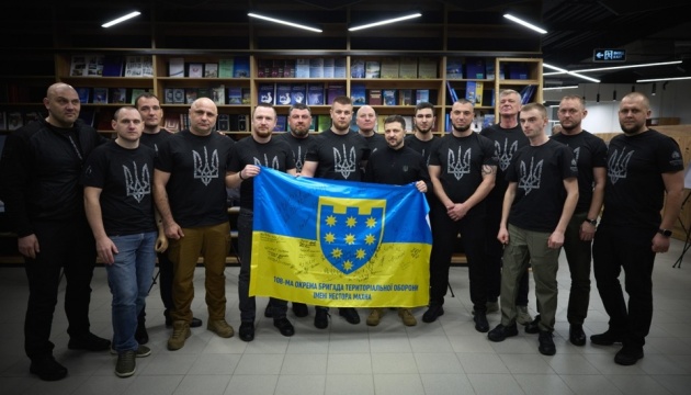 Зеленський обговорив ветеранську політику з амбасадорами проєкту Титани.UA Зеленський обговорив ветеранську політику з амбасадорами проєкту Титани.UA