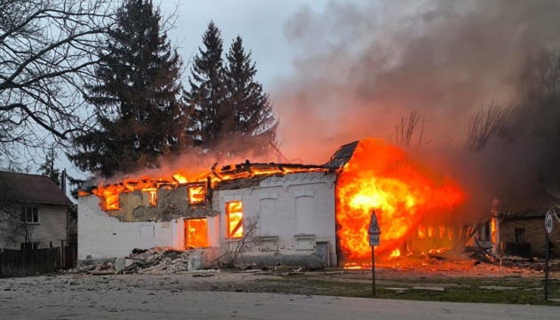 Російські війська зранку атакували Краснопілля на Сумщині, виникли пожежі