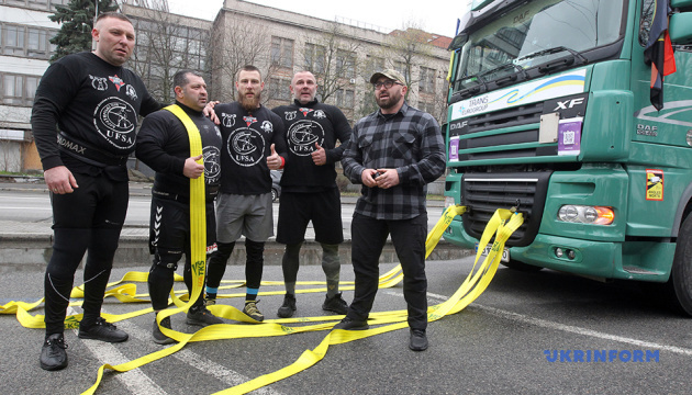 У Дніпрі встановили два світових рекорди з командного буксирування вантажівки У Дніпрі встановили два світових рекорди з командного буксирування вантажівки