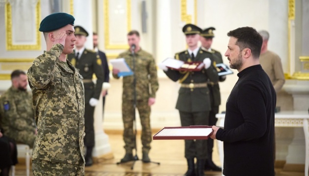 Зеленський відзначив військових нагородами й передав ордени членам сімей полеглих Героїв