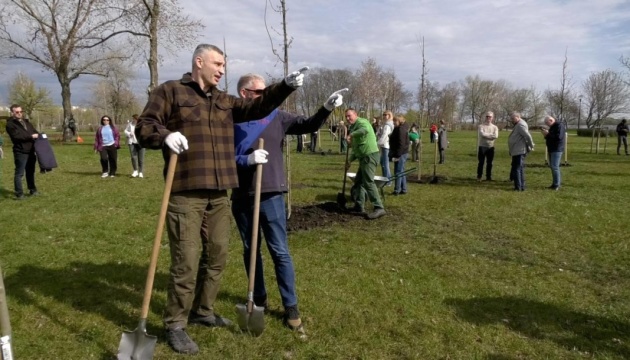 У Києві на острові Оболонському дипломати висадили пів сотні дерев У Києві на острові Оболонському дипломати висадили пів сотні дерев