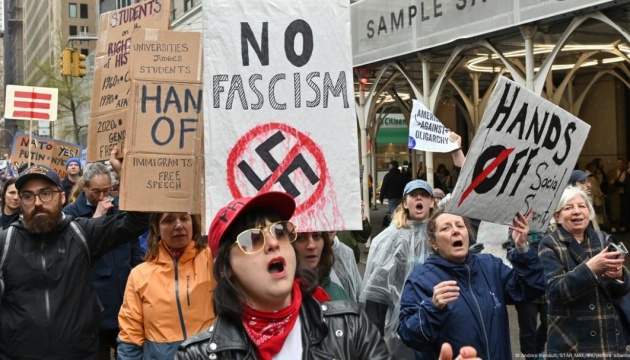 У десятках міст США відбулися мітинги проти політики Трампа