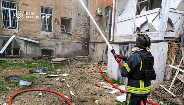 У Херсоні загасили пожежу в будинку, що виникла після російського обстрілу