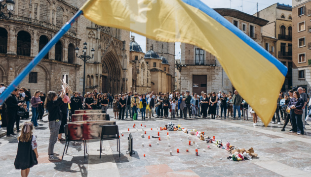 У Валенсії українці провели перформанс на згадку про вбитих Росією дітей у Кривому Розі У Валенсії українці провели перформанс на згадку про вбитих Росією дітей у Кривому Розі