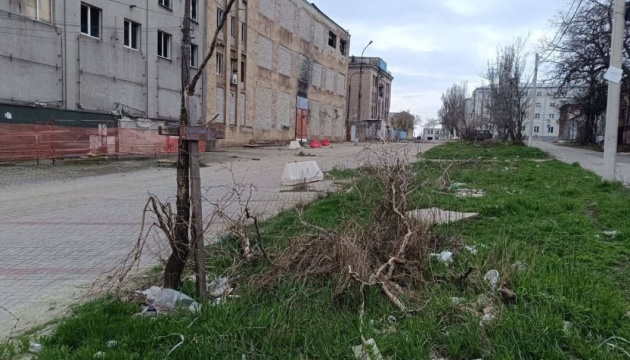 У Маріуполі досі залишаються стихійні могили у дворах та парках - міськрада У Маріуполі досі залишаються стихійні могили у дворах та парках - міськрада