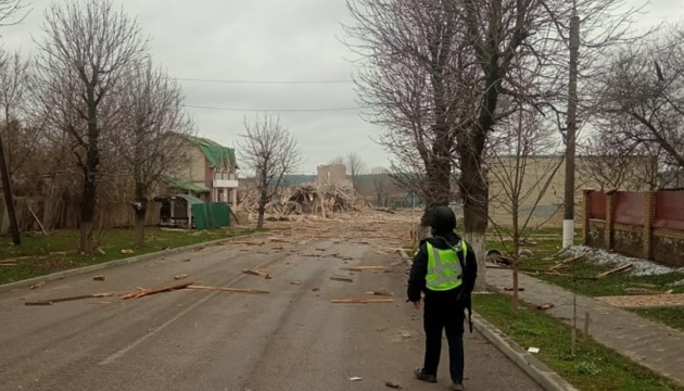 Росіяни вдарили авіабомбами по Краснопільській громаді на Сумщині, зруйнований гуртожиток