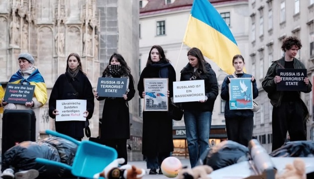 У Відні пройшла акція солідарності з Україною після ракетного удару по Кривому Рогу У Відні пройшла акція солідарності з Україною після ракетного удару по Кривому Рогу
