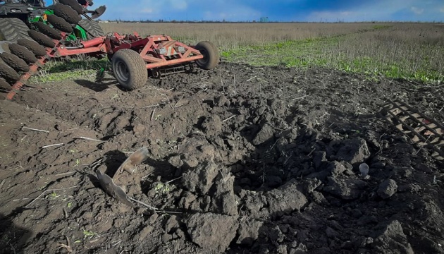  На Миколаївщині трактор у полі підірвався на міні