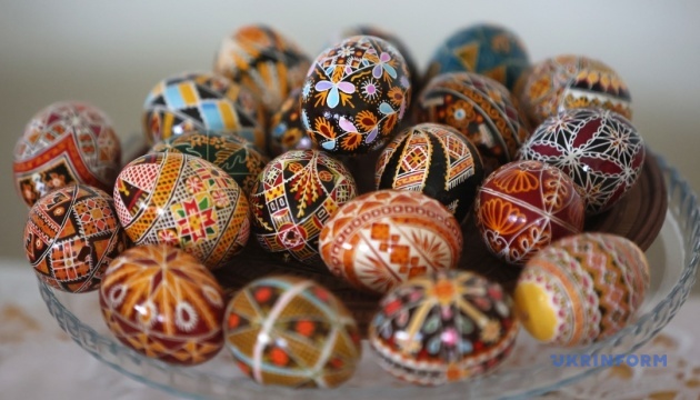 Українки в Хорватії створили авторські писанки для захисників на лікуванні