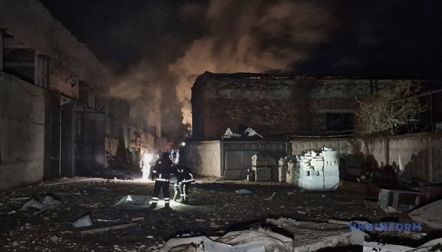 Guerre en Ukraine : Deux civils blessés dans une attaque massive de drones russes sur Kharkiv Guerre en Ukraine : Deux civils blessés dans une attaque massive de drones russes sur Kharkiv