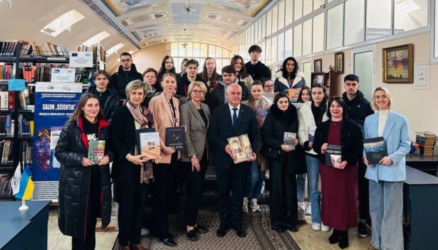 «Українську книжкову поличку» відкрили в університеті ULIM у Кишиневі