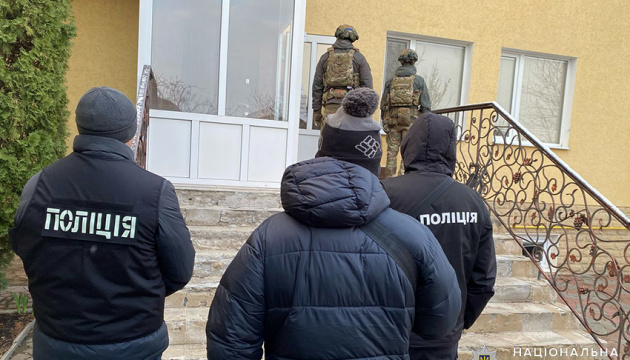 Правоохоронці викрили схему переправлення чоловіків за кордон за участі посадовця ТЦК Правоохоронці викрили схему переправлення чоловіків за кордон за участі посадовця ТЦК