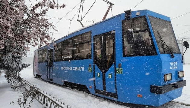 У Миколаєві через сніг та хуртовину ускладнений рух електротранспорту У Миколаєві через сніг та хуртовину ускладнений рух електротранспорту