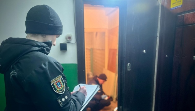we.ua - B Oдeci чoлoвiк у квapтиpi пiдipвaв гpaнaту, йoгo гocпiтaлiзувaли