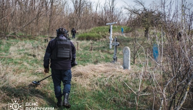 ДСНС проводить обстеження кладовищ напередодні поминальних заходів у прифронтових регіонах