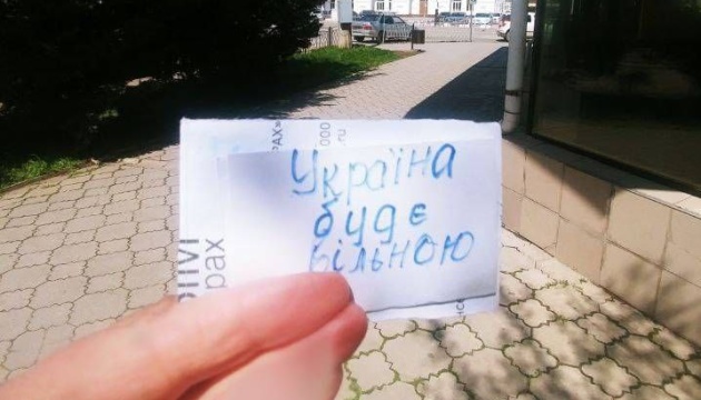 У Сімферополі та Євпаторії з'явилися українські символи спротиву У Сімферополі та Євпаторії з'явилися українські символи спротиву