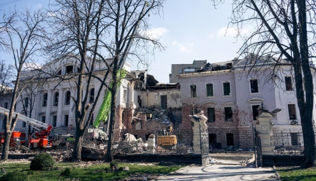 У Сумах показали наслідки ракетного удару РФ по університету У Сумах показали наслідки ракетного удару РФ по університету