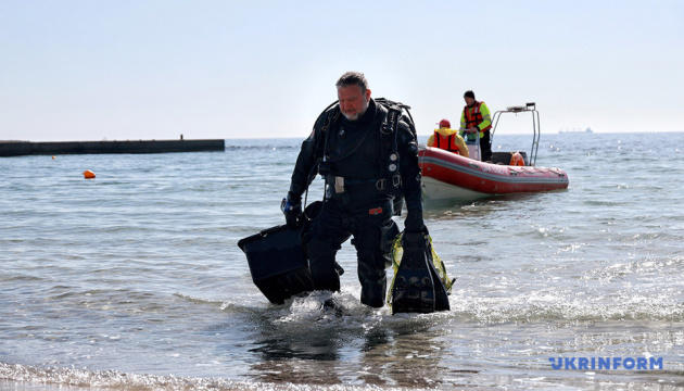 В Одесі водолази почали підготовку пляжів до курортного сезону В Одесі водолази почали підготовку пляжів до курортного сезону