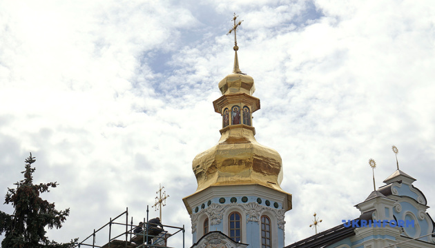 У Київській лаврі встановили відреставрований хрест на Троїцьку церкву