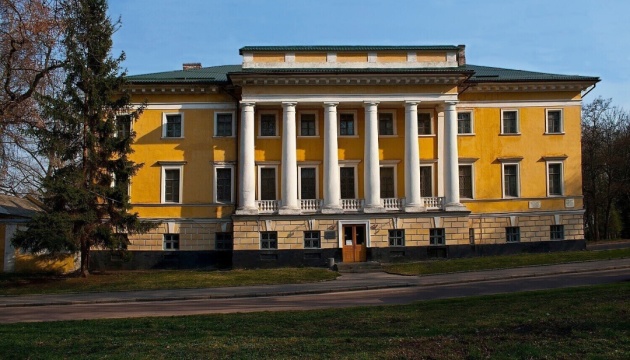 Експонати із шести музеїв Чернігівщини планують евакуювати до безпечніших місць - МКСК Експонати із шести музеїв Чернігівщини планують евакуювати до безпечніших місць - МКСК