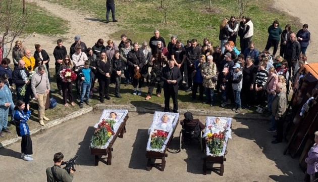 Ganze Familie, die am 13. April bei Raketenangriff getötet wurde, in Region Sumy heute beigesetzt